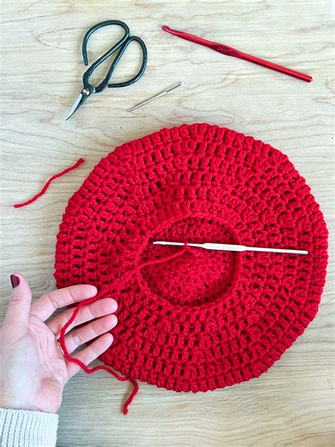 Double Crochet Beret – Free Pattern & Tutorial // www.deliacreates.com