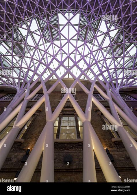 Kings cross station architecture hi-res stock photography and images ...