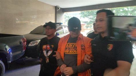 Dito Mahendra Tiba di Bareskrim Polri dengan Tangan Diborgol dan Pakai Baju Tahanan - TribunNews.com