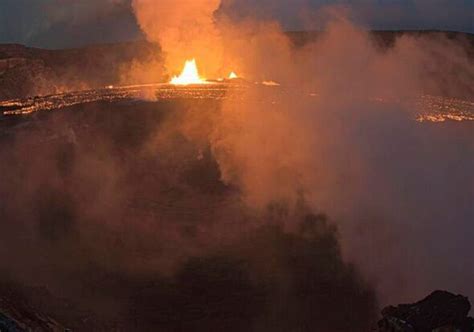 Hawaii volcano Kilauea erupts spewing molten lava sparking 'red warning ...