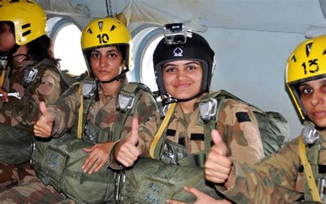 Pakistan Military Review: Image of the Pakistan Army's Female Paratroopers