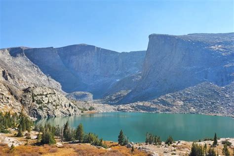 5 best Wyoming hikes to mountain lakes with amazing views ⛰ Wyoming travel blog - Flashpacking ...