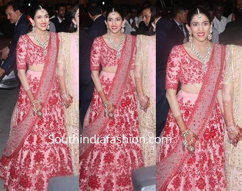 Akash Ambani and Shloka Mehta in Sabyasachi at Isha Ambani's wedding ...