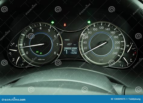 Infiniti QX80 2018 Dashboard Editorial Image - Image of autos, coupe ...