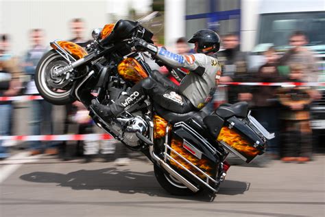 File:Motorcycle stunt Schwarz 2 amk.jpg - Wikimedia Commons