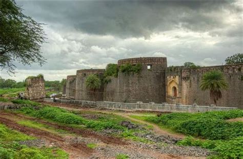 Ahmednagar Fort, History and Architecture of Ahmednagar Fort