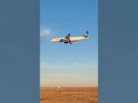 United Boeing 777-200 landing at den - YouTube