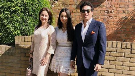 Sara Tendulkar celebrates graduation day with mother Anjali and father ...