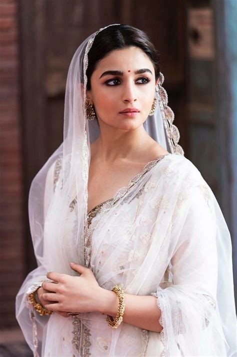 Alia Bhatt look in Kalank movie | Alia bhatt saree, Alia bhatt, Alia ...