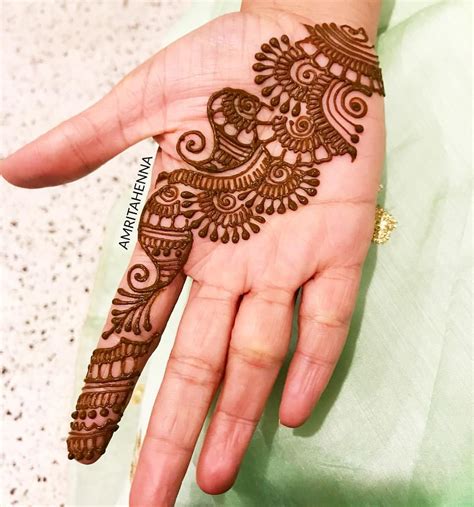 Amrita Kale on Instagram: "#henna #bridalparty #bridalhenna #hennaartist #hennaparty # ...