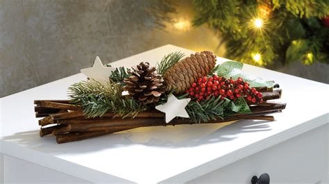 Décoration de table pour Noël avec fagot de bois, houx et pin | Décorations à poser / suspendre ...