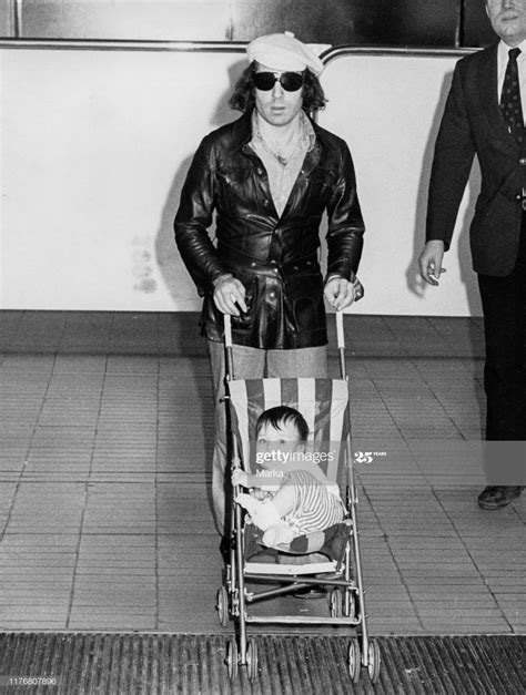 News Photo : Paul simon with son harper. 70s. | Paul simon, Simon ...