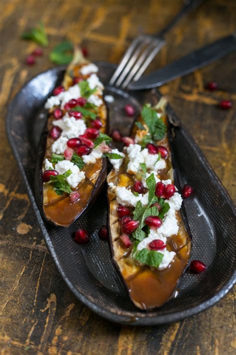 Berenjena asada con salsa de miso, granada y menta - El Sabor de lo Bueno