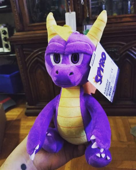 My friend gave me a new Spyro plush! : Spyro