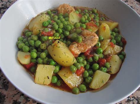 Potatoes & peas in tomato sauce Mancare de mazare cu cartofiAardappel-doperwtenschotel ...