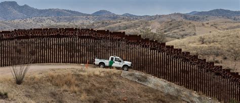 Migrant Falls Off Border Wall, Dies | The Daily Caller