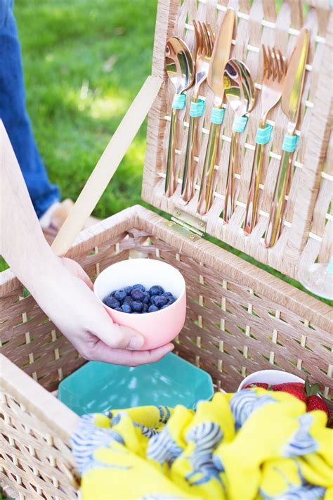 How to Make a Picnic Basket using just glue and elastic