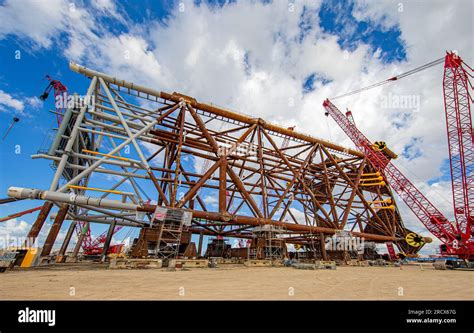 Offshore Platform Construction Stock Photo - Alamy