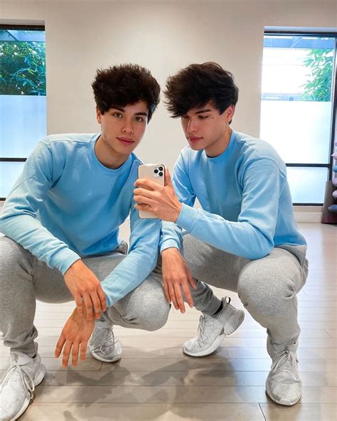 Alex Stokes (Stokes Twins) Bio, Brother, Height, Weight, Net Worth, Dating, Career, Facts - Starsgab