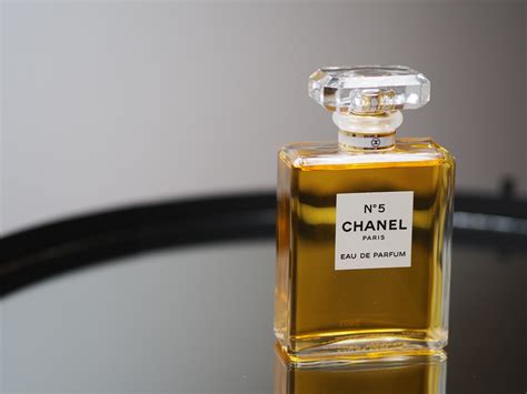 CHANEL No.5 - Chai nước hoa bán chạy nhất mọi thời đại. - Chaubuinet