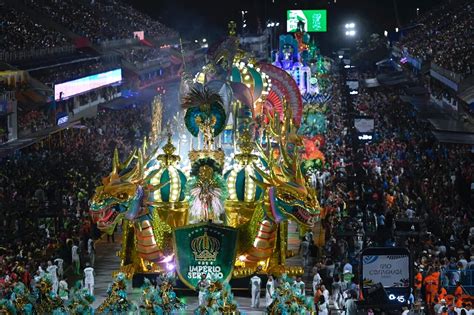 Brésil : faste, fantaisie et émotions pour les premiers défilés du Carnaval de Rio