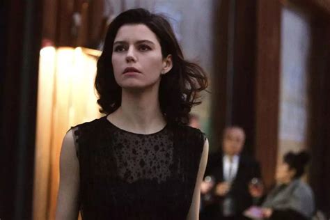 Chi è Beren Saat la protagonista di The Gift Netflix? - PlayBlog.it