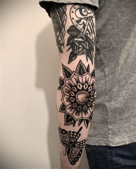 Эскизы тату на локте tattoo on the elbow in 2021 | Traditional tattoo flowers, Traditional ...