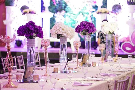 Floral decorations at the center table - Creative Commons Bilder