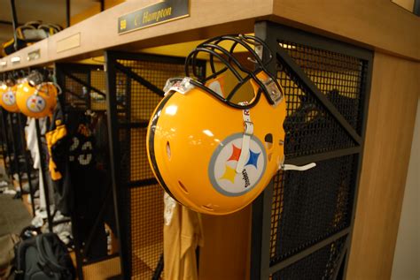 File:Pittsburgh Steelers throwback helmet 2007.jpg - Wikimedia Commons