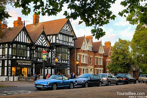 Bedford, England - Beautiful homes on The Embankment | TouristBee