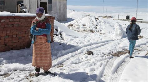 Snows block highways in southern Peru