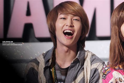 SuPer StaRs: SHINee Leader, Onew in 'Champion Show' 120327