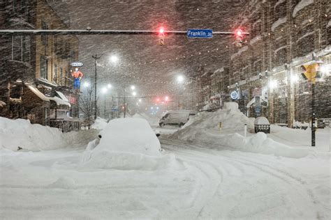 Winter storm turns New York into war zone as 9 more inches of snow on ...