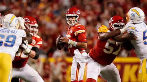 Chiefs' Patrick Mahomes avoids sack, throws ridiculous sidearm pass for ...