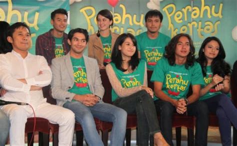 Adipati Dolken Perahu Kertas - Review Perahu Kertas 2012 Amir At The Movies : Eko (fauzan smith ...