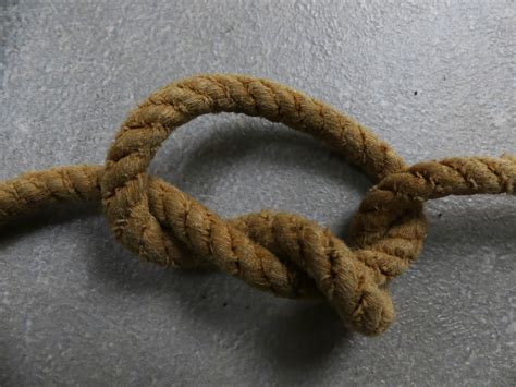 The Outdoor Traditionalist : The Overhand Knot And It's Variants