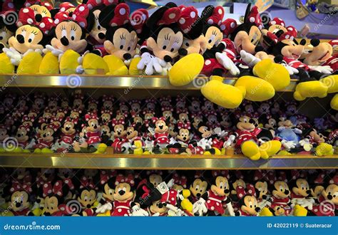 Mickey And Minnie Mouse Plush Toys. Editorial Stock Image - Image: 42022119