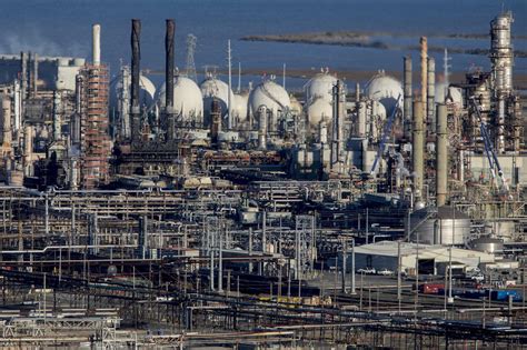 Chevron Refinery leaks 600 gallons of oil into San Francisco Bay