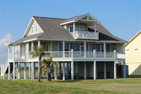 Beach Houses - Beach Style - Exterior - Houston - by Pelco Builders | Houzz