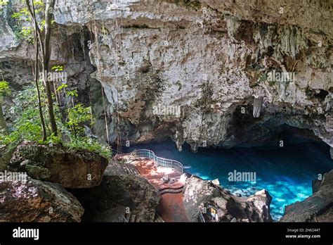 Parque Nacional Los Tres Ojos, cueva de piedra caliza al aire libre en el parque Mirador del ...