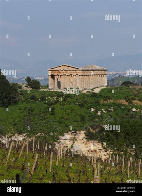Ancient greek doric temple hi-res stock photography and images - Alamy