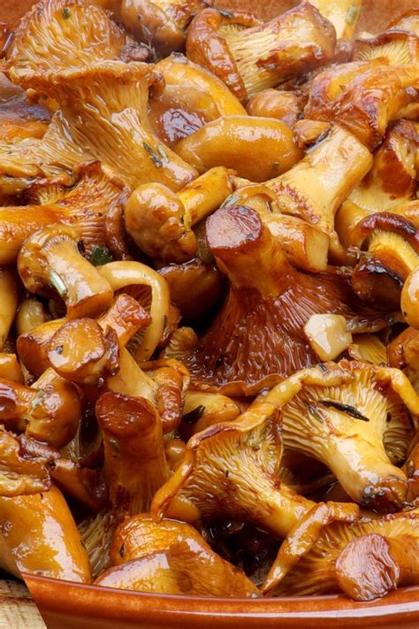 Chanterelle Mushrooms with Garlic - IzzyCooking