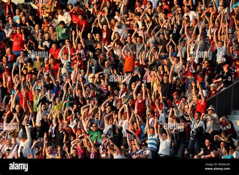 Cheering spectators stadium hi-res stock photography and images - Alamy