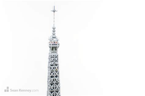 Sean Kenney's art with LEGO bricks : Eiffel tower