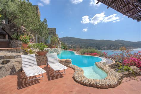 Très belle piscine avec vue mer dans cette incroyable villa de 2 ...