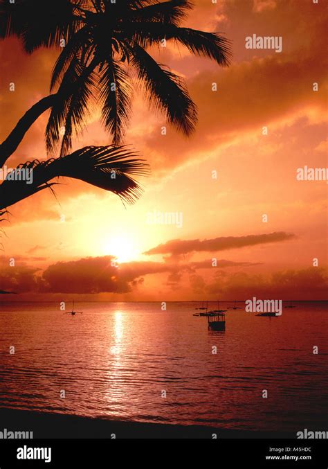 SUNRISE ON THE INDIAN OCEAN Stock Photo - Alamy