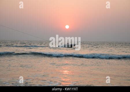 Benaulim beach, Goa, India. Fridayy 29h December 2017. Goa Weather: Tourists silhoutted agaibst ...