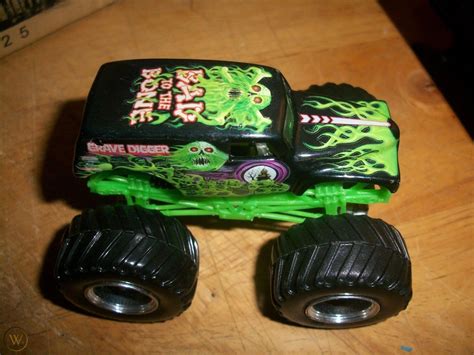 MONSTER JAM TRUCK "GRAVE DIGGER" 1/64 SCALE (GREEN GHOST)(VERY RARE)(VHTF)(UNCOV | #1950293592