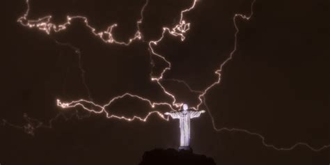 Blitz bricht Christusstatue in Rio de Janeiro den Finger