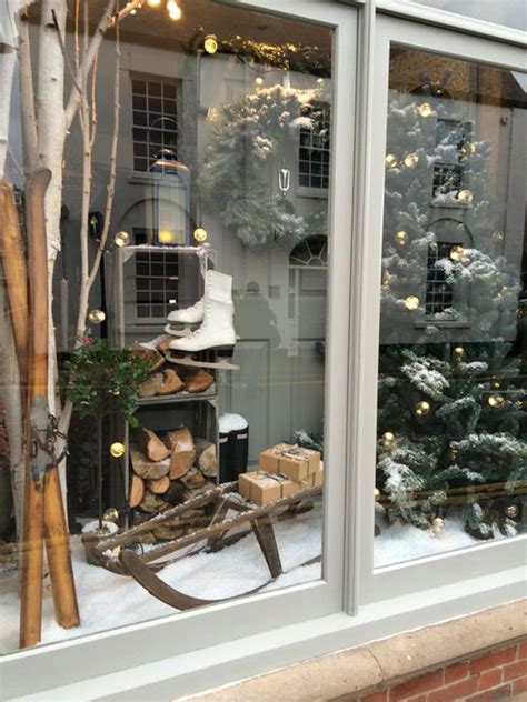 35 Wonderful Christmas Window Display Ideas On A Budget | HomeMydesign